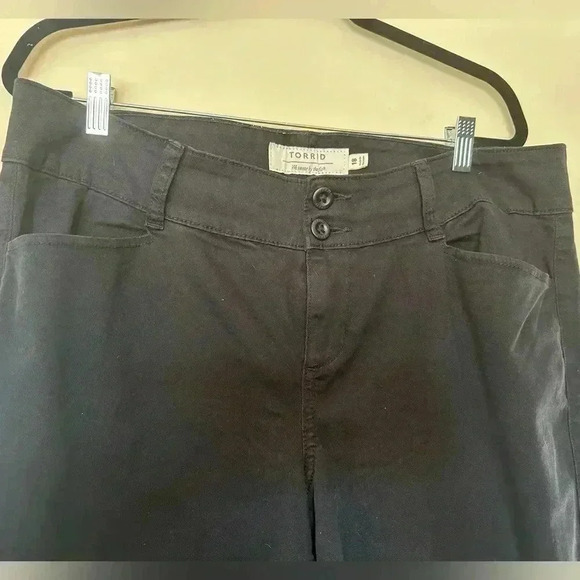NWOT Torrid Black Capris in Size 18 - Picture 2 of 4